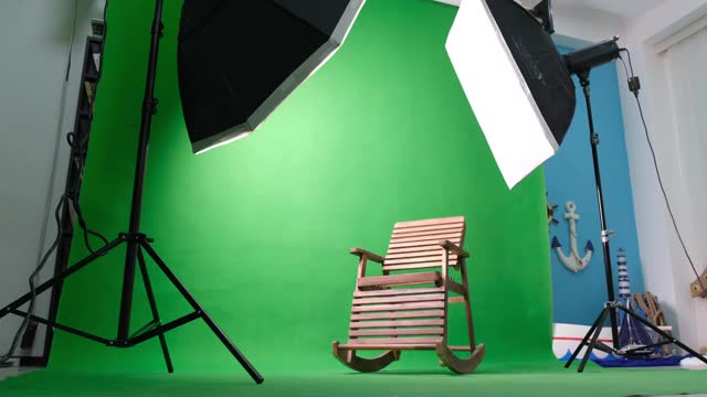 摄影或视频工作室有两个六角形工作室灯。绿色屏风和摇椅视频下载