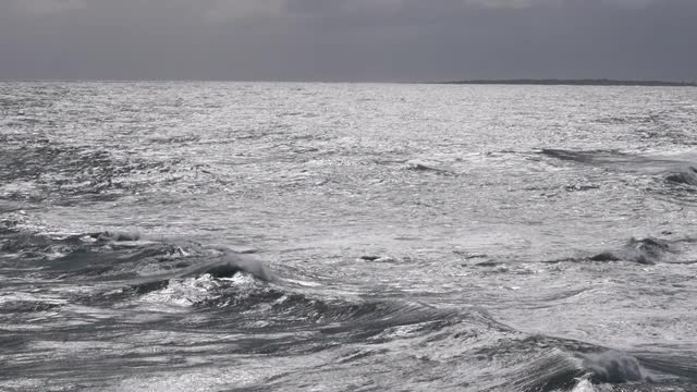 不断的银白色海浪，水流的运动视频下载