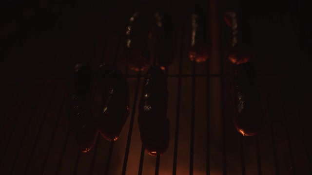 晚上在火上烤着美味的香肠视频素材