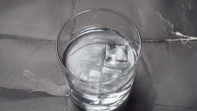 一杯加冰块的纯净水视频素材
