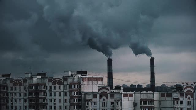冒烟的工业烟囱污染了空气视频素材