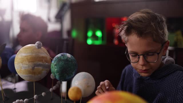 小男孩在家里制作太阳系模型视频下载