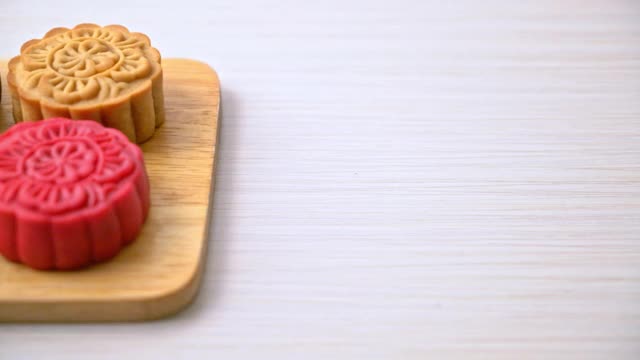 木制盘子上五颜六色的中国混合风味月饼视频素材