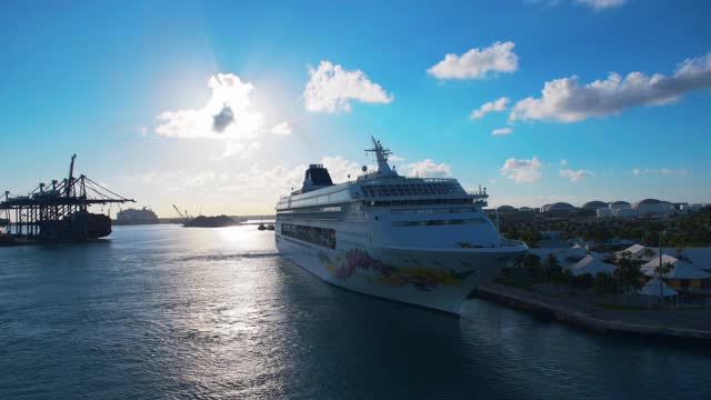 一艘游船停泊在巴哈马的自由港视频下载