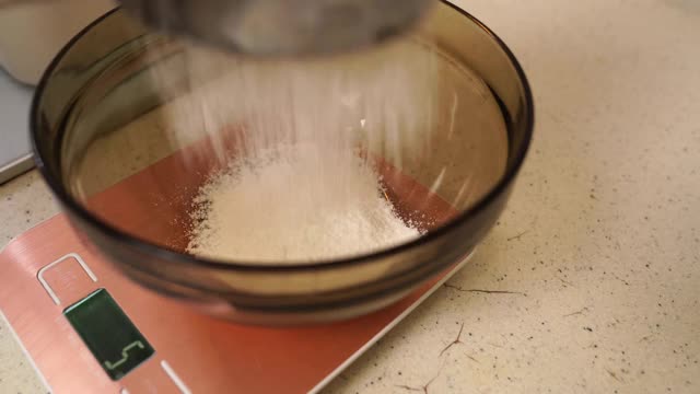 面粉通过筛子筛成面饼视频素材