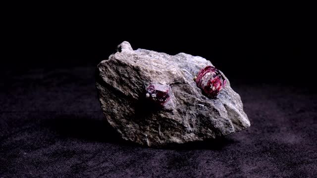 粗糙的石榴石矿物视频素材