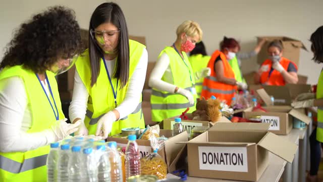慈善组织在大流行时期在仓库收集食物捐赠视频素材