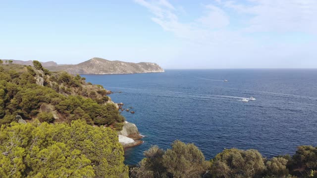 高级西班牙日远足者享受地中海的景色视频素材