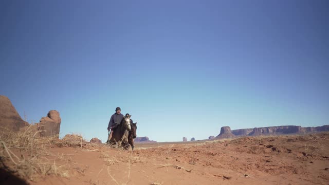 纳瓦霍兄妹在美国亚利桑那州纪念碑谷骑马视频下载