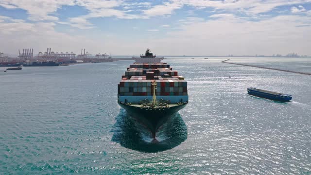 鸟瞰图集装箱货轮承运人集装箱从码头商业港口的业务物流，进出口，航运或货运。视频素材