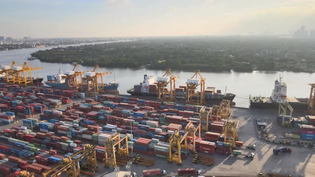航拍曼谷对虾省曼谷省货轮和码头对面，泰国视频素材