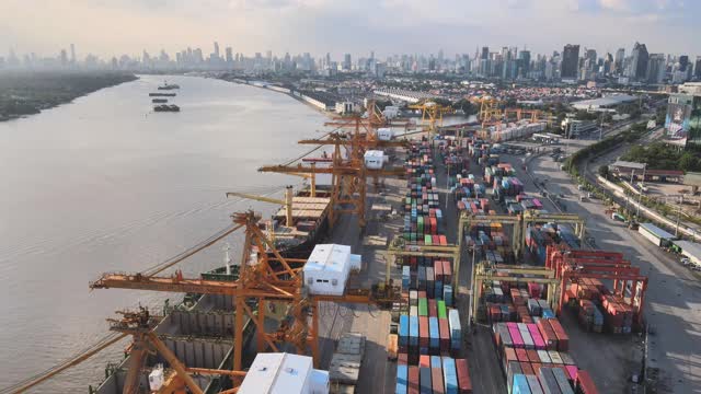 货轮停泊在曼谷港集装箱码头区位于泰国曼谷。视频素材
