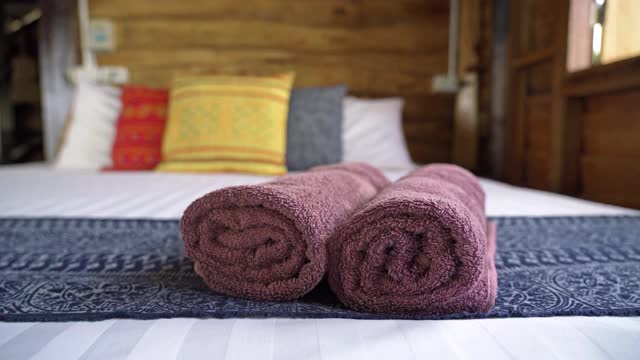 豪华酒店的床上放着两条粉红色的浴巾视频下载