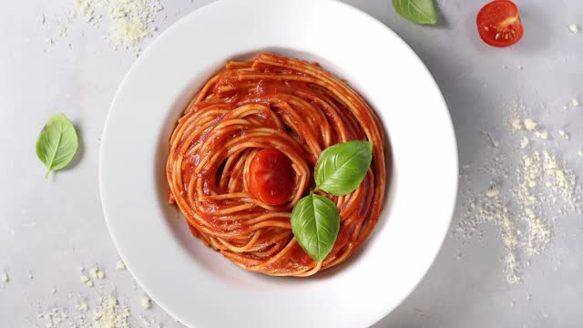 意大利面加番茄酱俯视图。面背景视频下载