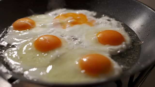 鸡蛋在平底锅里煎着视频素材