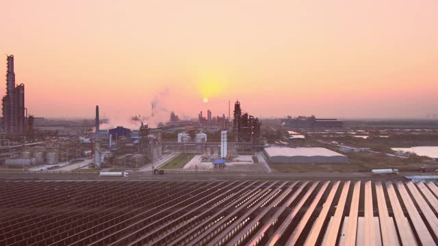 炼油厂和太阳能发电站鸟瞰图视频下载