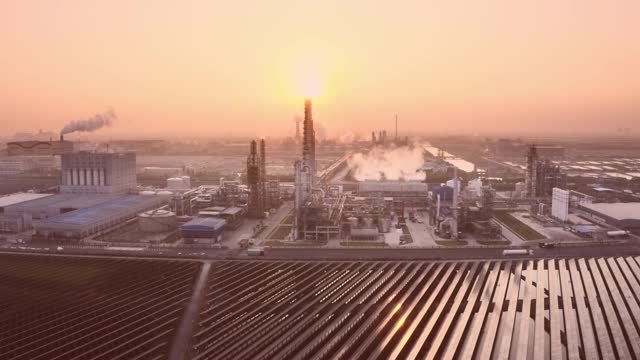 夕阳下的炼油厂视频下载