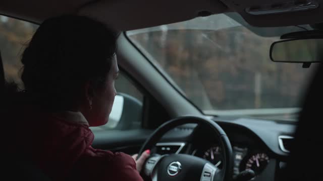 一个女人一边开车一边说话。视频下载