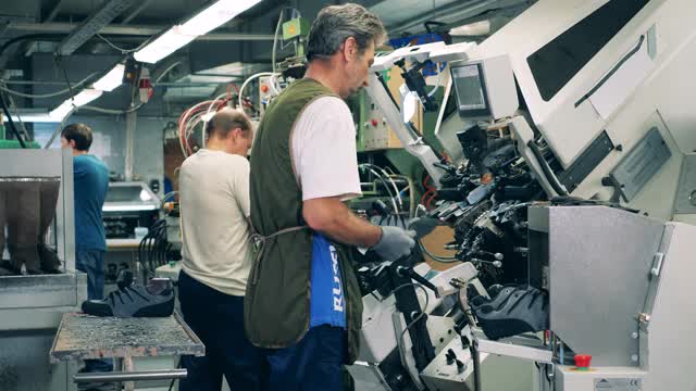 鞋厂的员工正在生产鞋子视频下载