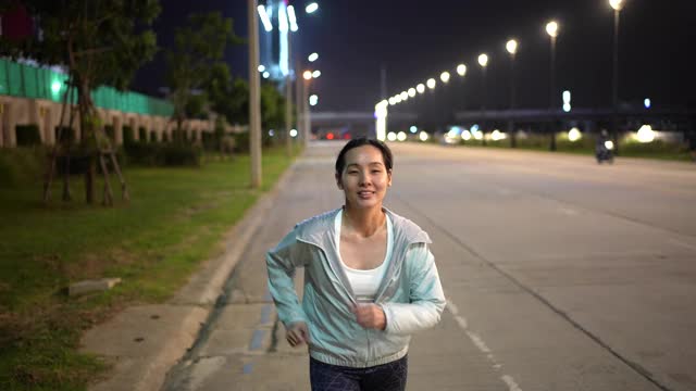 一个亚洲女人在城里跑步视频素材