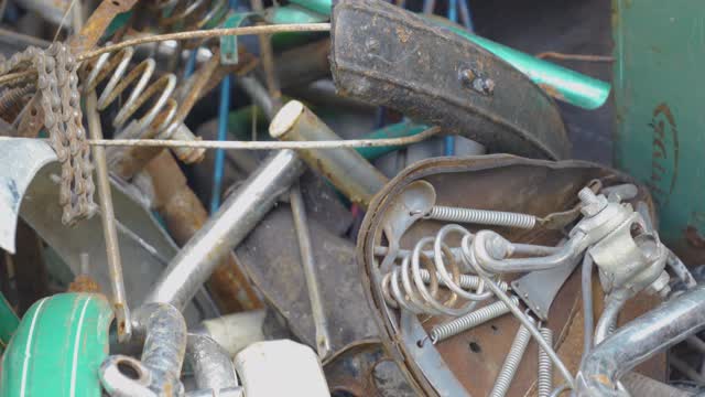 爱沙尼亚垃圾堆上的金属刮痕视频素材
