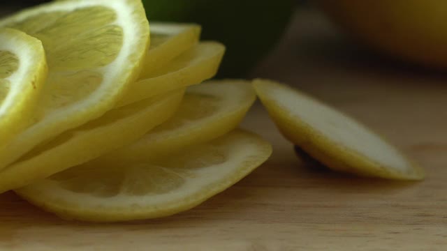 切好的柠檬片放在砧板上视频下载