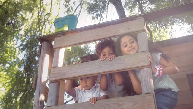 一群孩子在树屋里微笑和玩耍视频素材