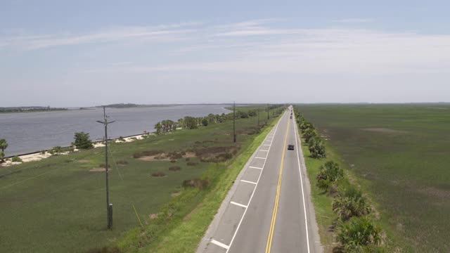 大镜头麦奎斯岛历史步道旁边的南海峡萨凡纳河视频下载
