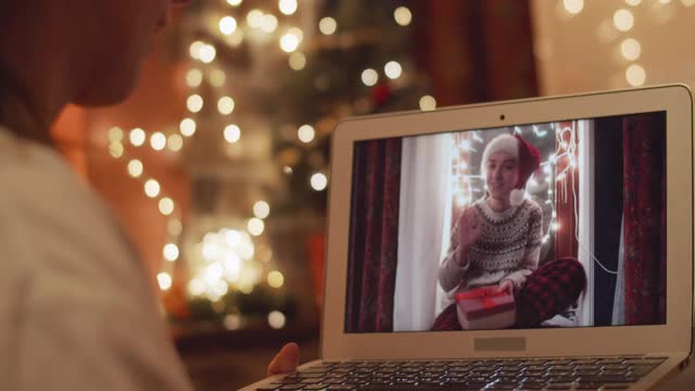 2019冠状病毒病大流行期间的圣诞节视频通话视频素材
