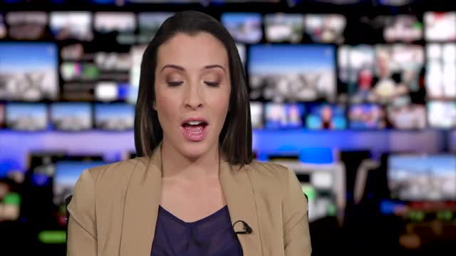 电视演播室的女电视新闻主持人，关于冠状病毒疫苗的突发新闻视频素材