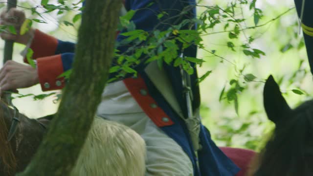 两名骑手在树林中骑马的特写镜头视频下载