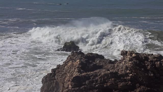 巨浪拍打着海岸线上的岩石视频素材