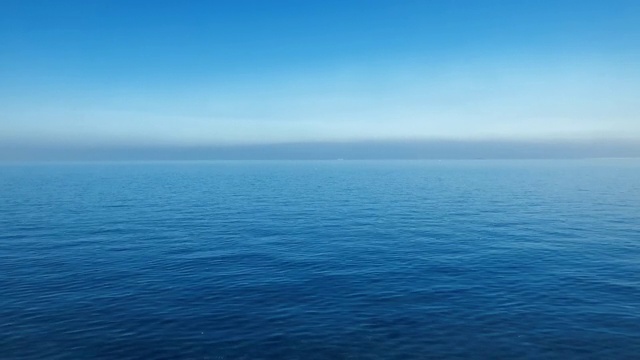 蓝色最适合海和天视频素材