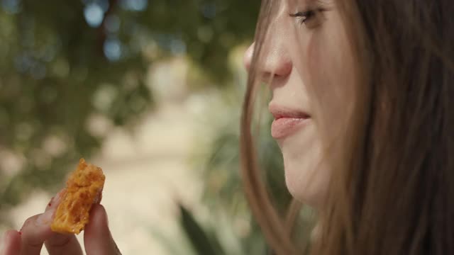 CU女人吃仙人掌仙人掌视频素材