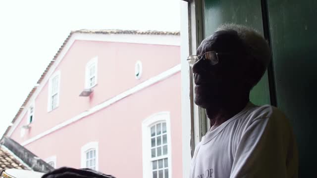 一个老人在自家阳台上演潘迪罗视频下载