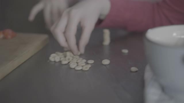 十几岁的女孩正在玩一堆Cheerios在桌子上视频素材