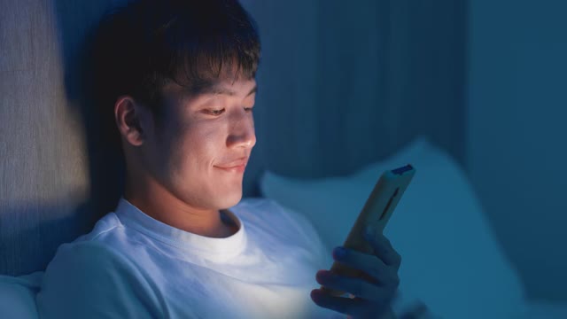 男人在晚上使用智能手机视频素材