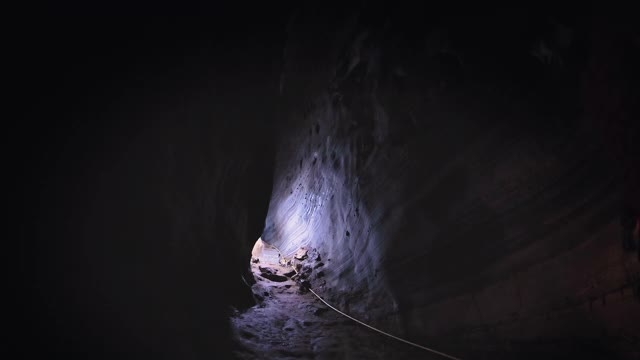 人探索洞穴视频下载