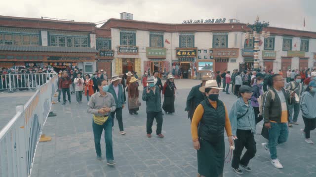 信徒在大昭寺前祈祷，西藏，中国。视频下载