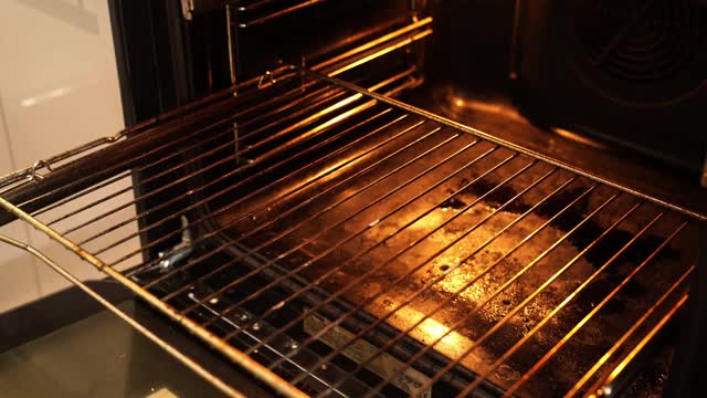 在烤箱中以玻璃的形式烹饪千层面。意大利美食视频下载