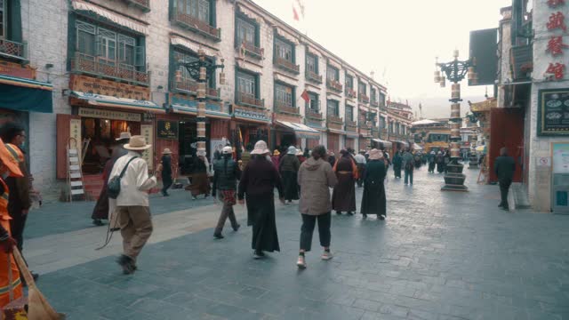 穿过中国西藏拉萨的巴果街视频素材