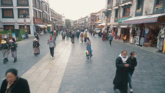 穿过中国西藏拉萨的巴果街视频下载