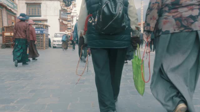 穿过中国西藏拉萨的巴果街视频下载