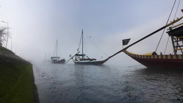 拉贝罗船停泊在波尔图的杜罗河岸视频下载