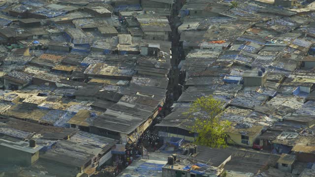 人们走在摇摇欲坠的建筑物之间的狭窄街道上的高海拔景观——印度孟买视频下载