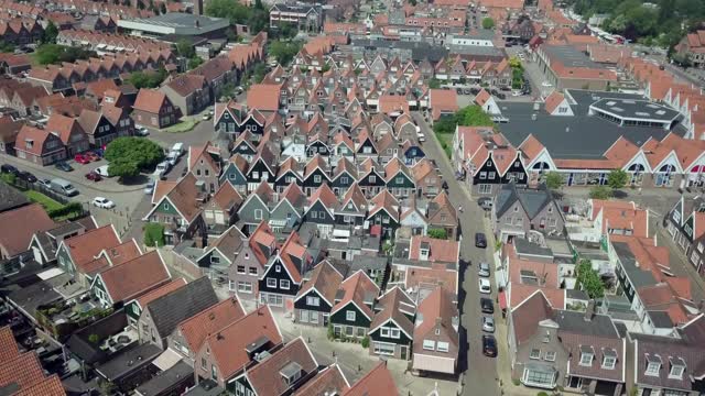 空中向前缓慢:灼热的阳光下的房屋尖顶——荷兰，Volendam视频下载