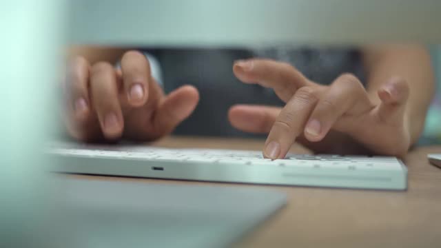 在电脑键盘上打字的女人，特写视频素材