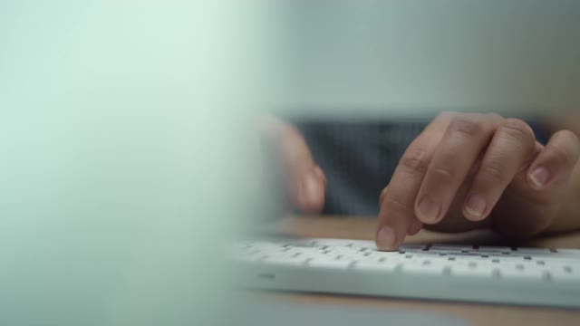 女人在电脑键盘上打字的特写，4K DCI镜头从RAW VDO视频素材