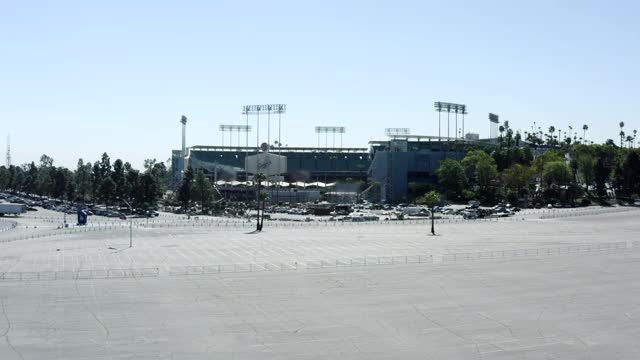 空中向前上升:有绿草的平滑棒球场-洛杉矶，加利福尼亚视频下载