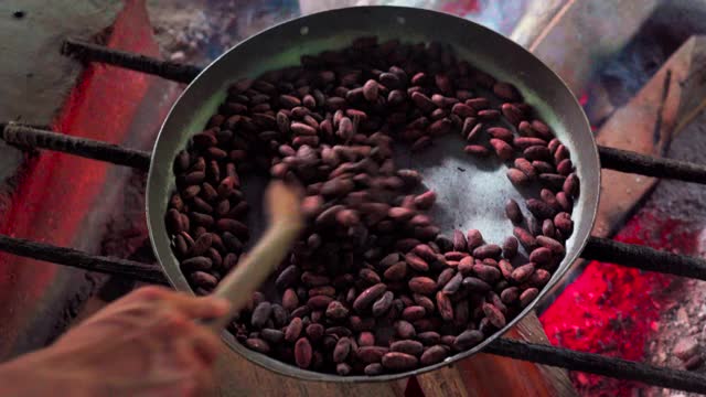 厄瓜多尔亚马逊地区，人们用木勺在木火上烤咖啡豆视频下载